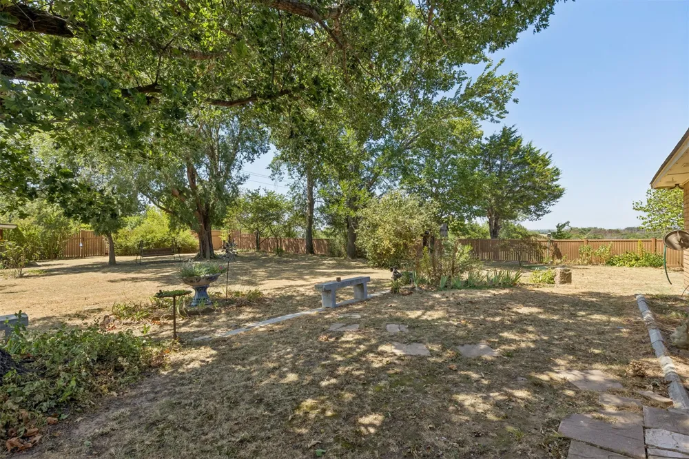 1002 Sunset Circle Yale, OK 74085