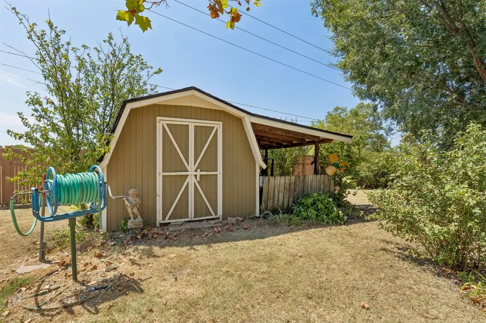 1002 Sunset Circle Yale, OK 74085