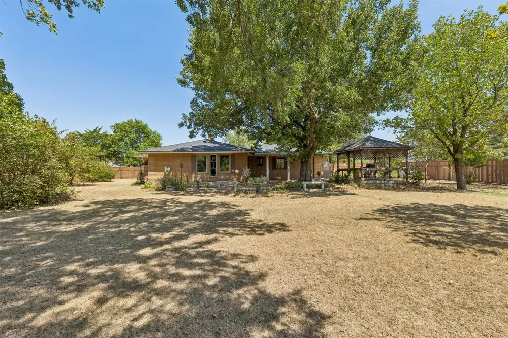 1002 Sunset Circle Yale, OK 74085