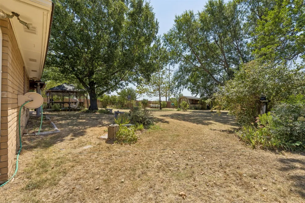 1002 Sunset Circle Yale, OK 74085