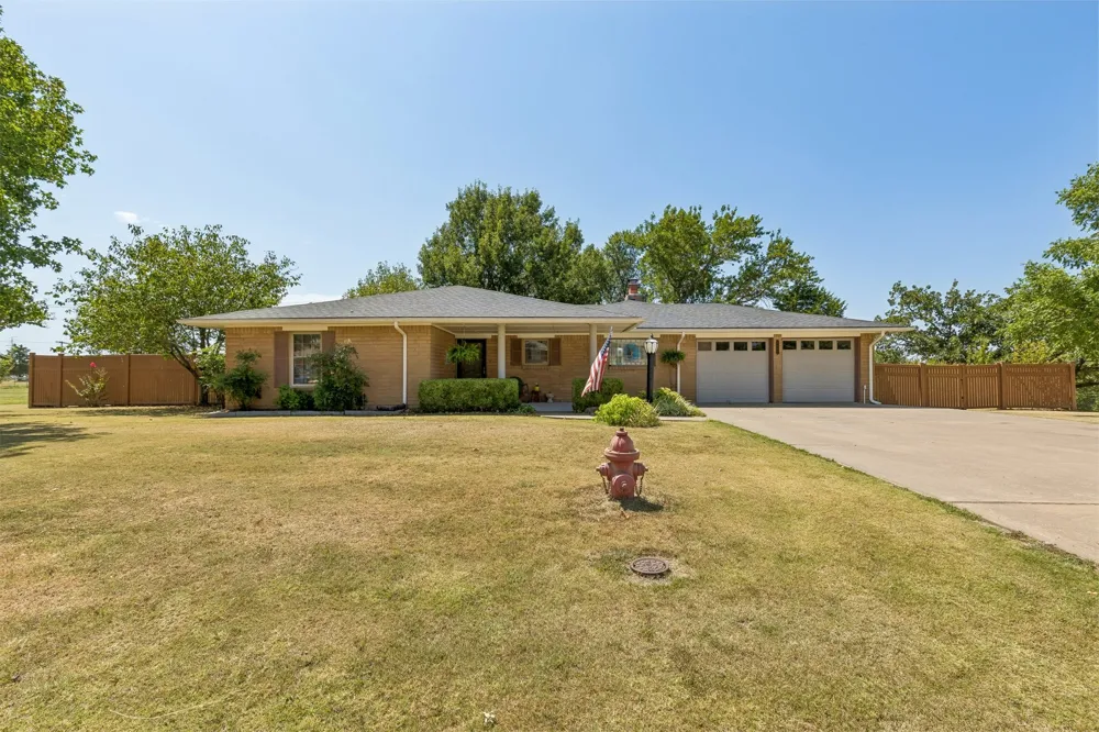 1002 Sunset Circle Yale, OK 74085