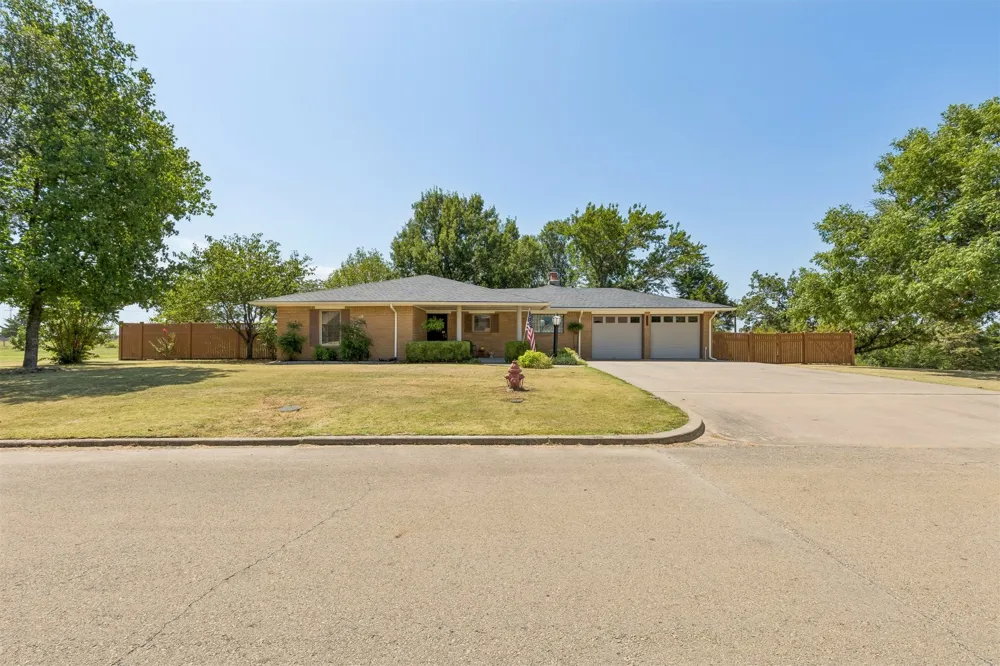1002 Sunset Circle Yale, OK 74085