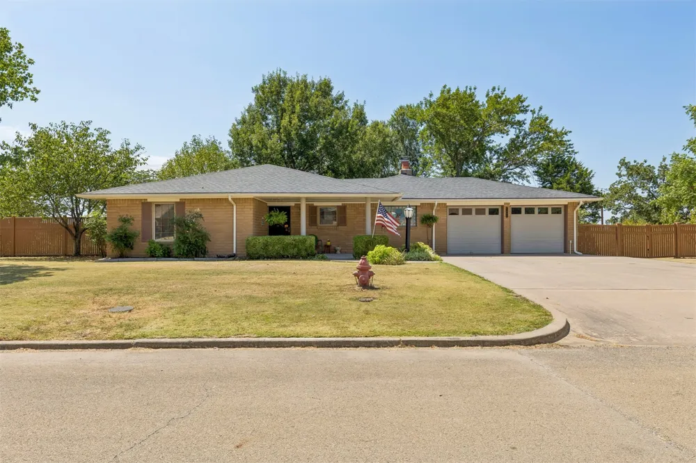 1002 Sunset Circle Yale, OK 74085