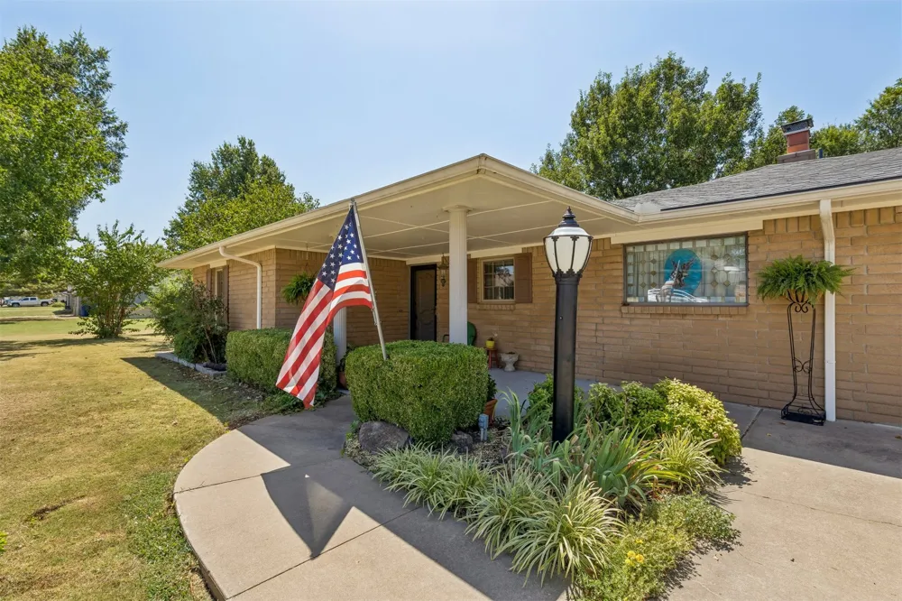 1002 Sunset Circle Yale, OK 74085