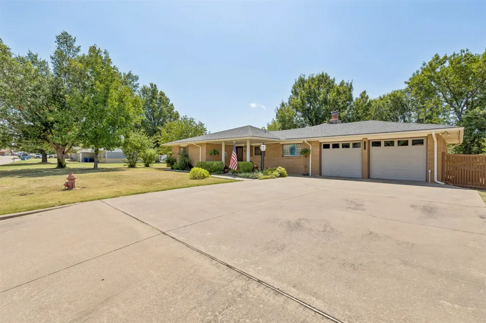 1002 Sunset Circle Yale, OK 74085