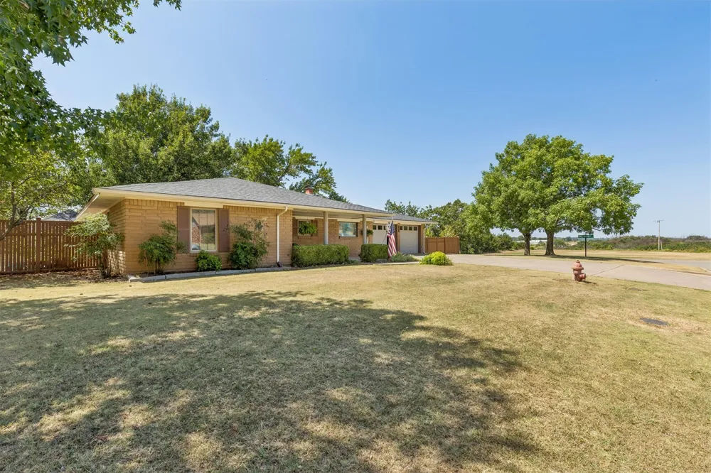 1002 Sunset Circle Yale, OK 74085