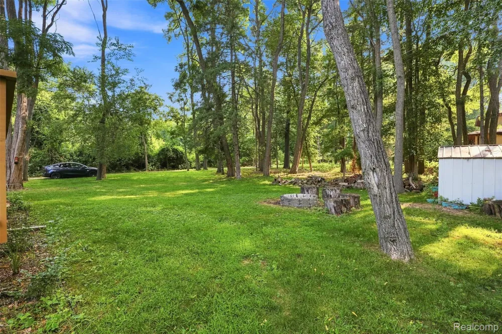 2365 Lochaven Road West Bloomfield Charter Township, MI 48324