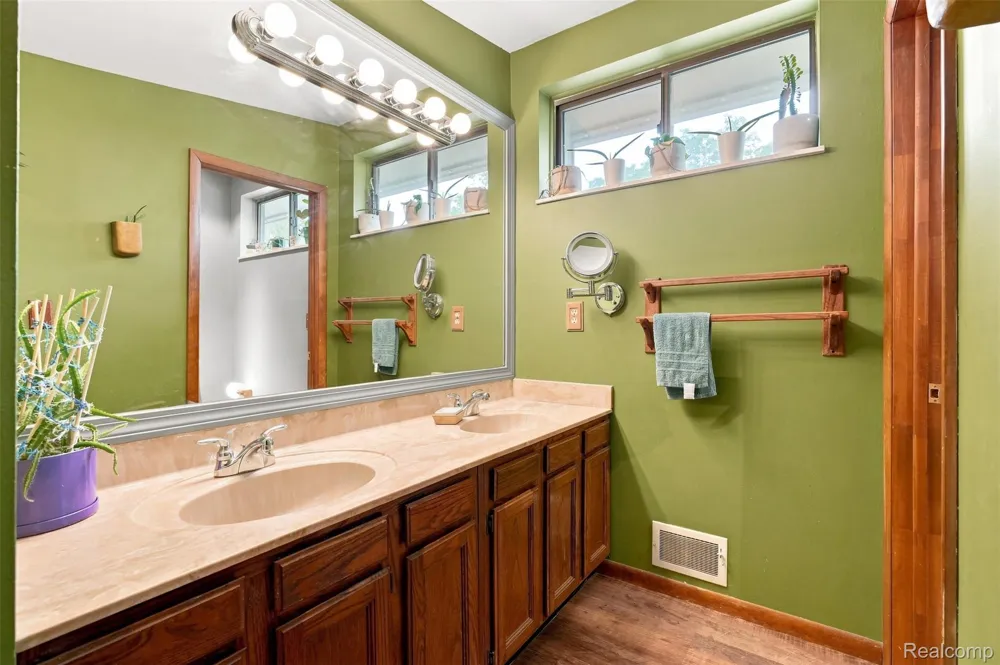 2365 Lochaven Road West Bloomfield Charter Township, MI 48324