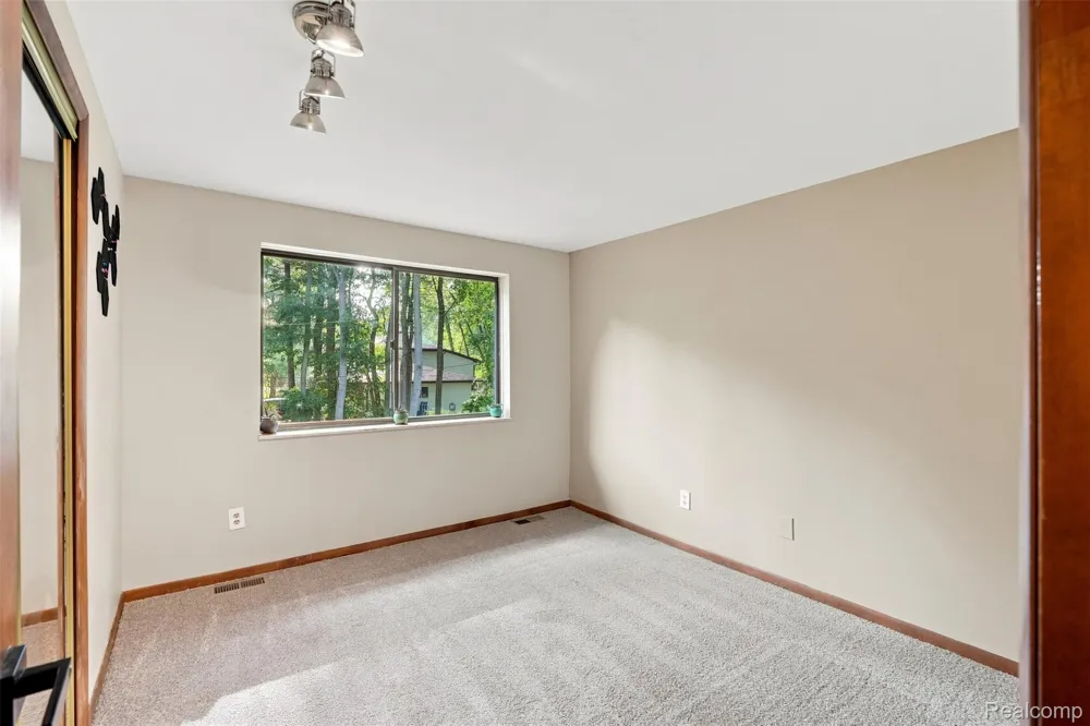2365 Lochaven Road West Bloomfield Charter Township, MI 48324