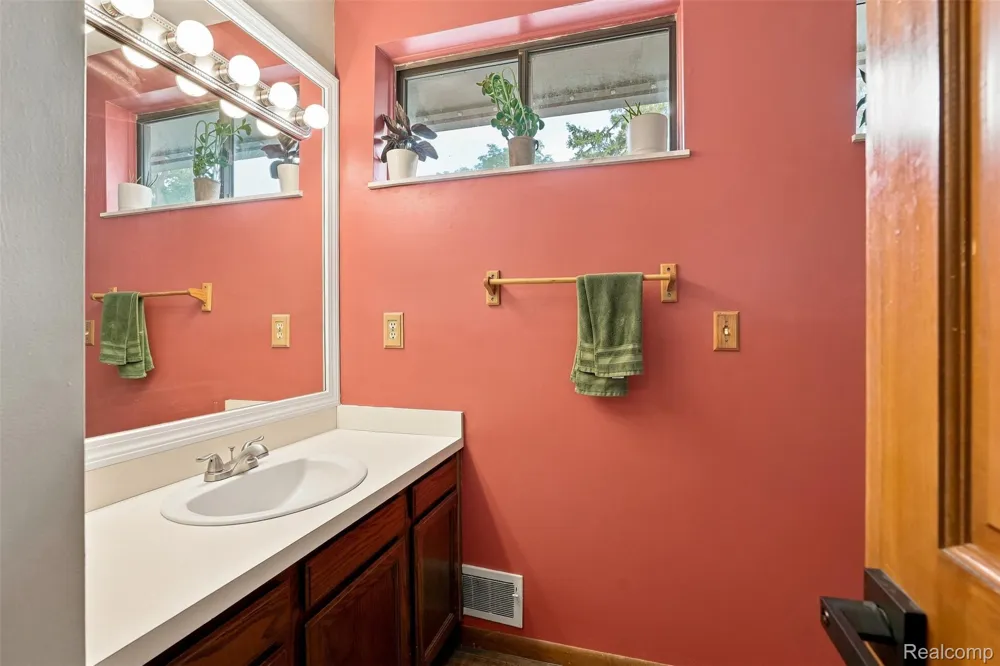 2365 Lochaven Road West Bloomfield Charter Township, MI 48324