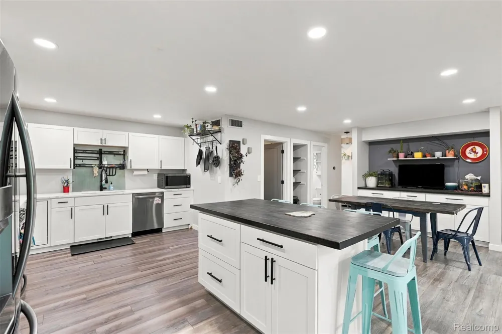 2365 Lochaven Road West Bloomfield Charter Township, MI 48324