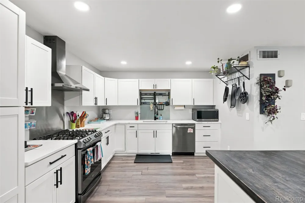 2365 Lochaven Road West Bloomfield Charter Township, MI 48324