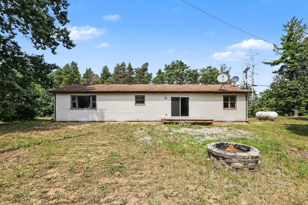 8312 48th Avenue Covert, MI 49043
