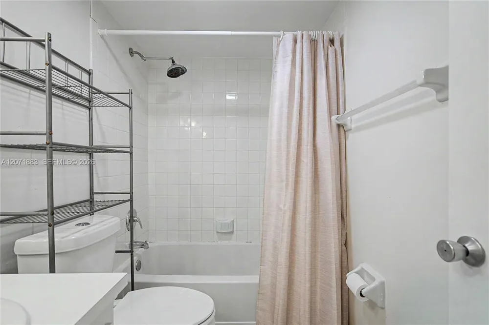 9520 Seagrape Dr #205 Davie, FL 33324