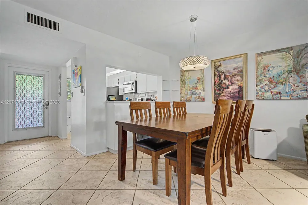 9520 Seagrape Dr #205 Davie, FL 33324