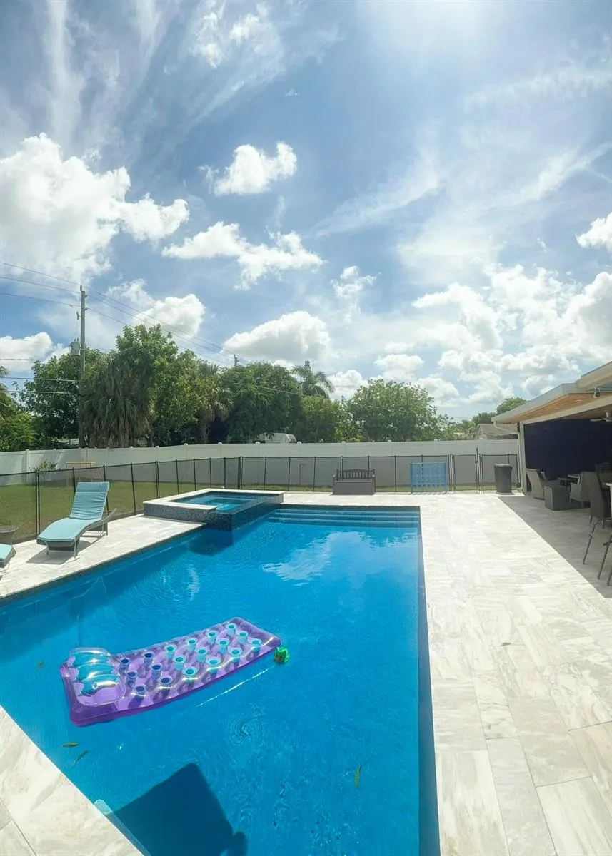 631 NW 39th Street Oakland Park, FL 33309