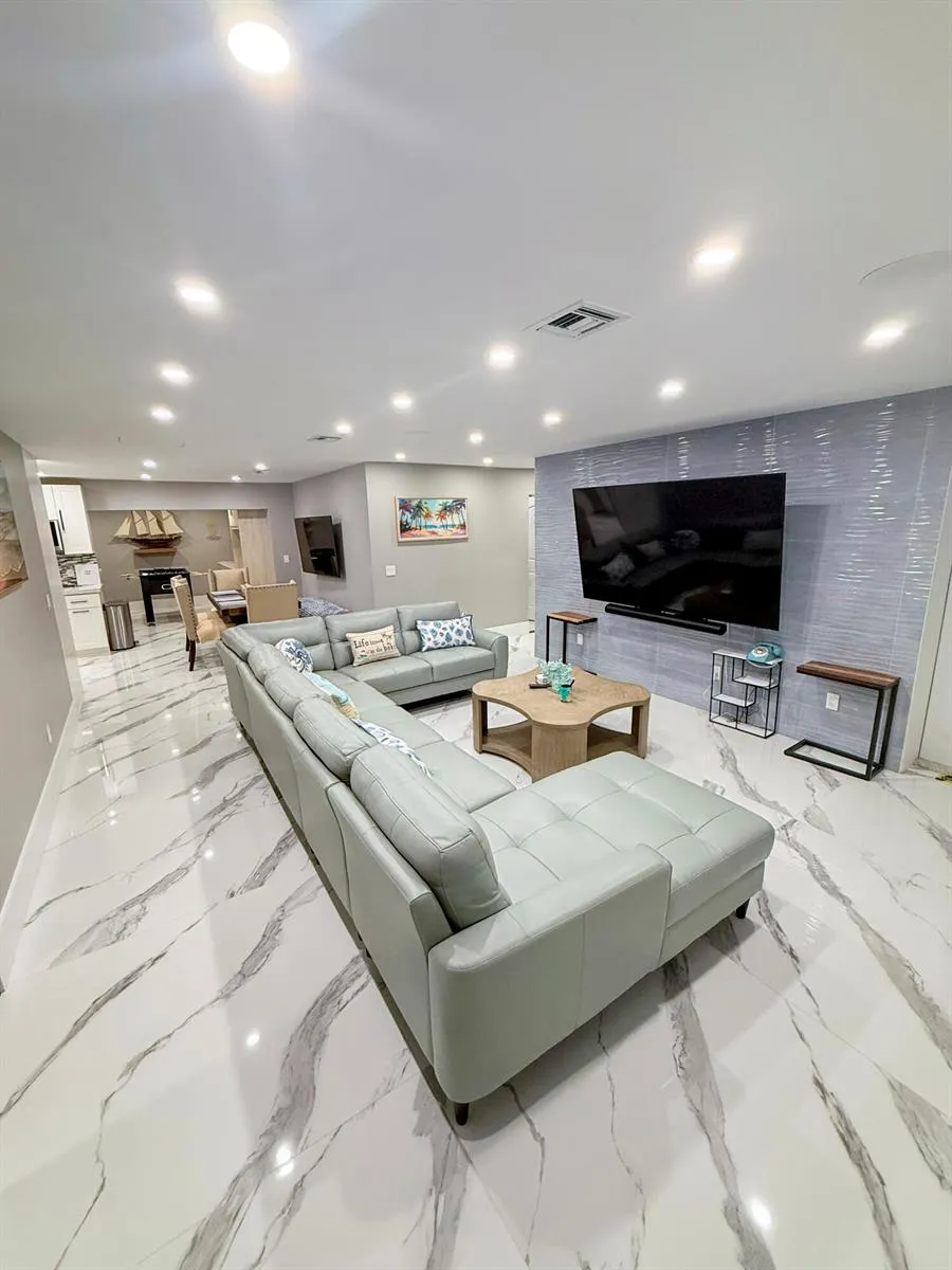 631 NW 39th Street Oakland Park, FL 33309