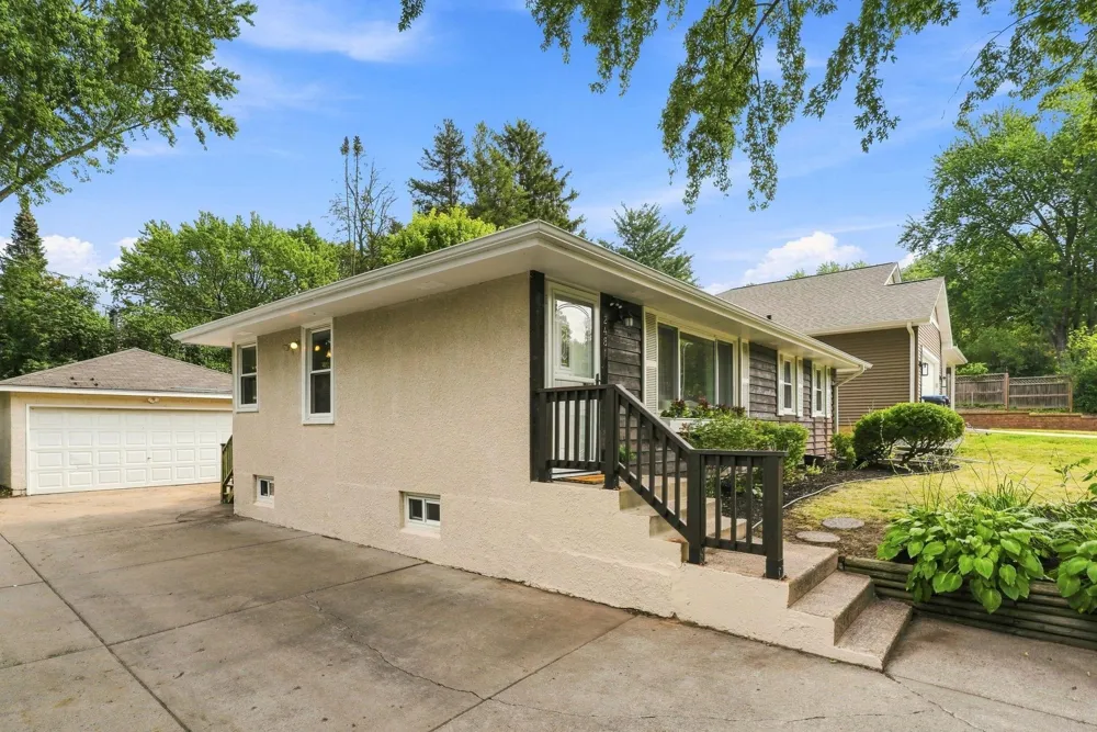 2481. 19th Avenue E North Saint Paul, MN 55109