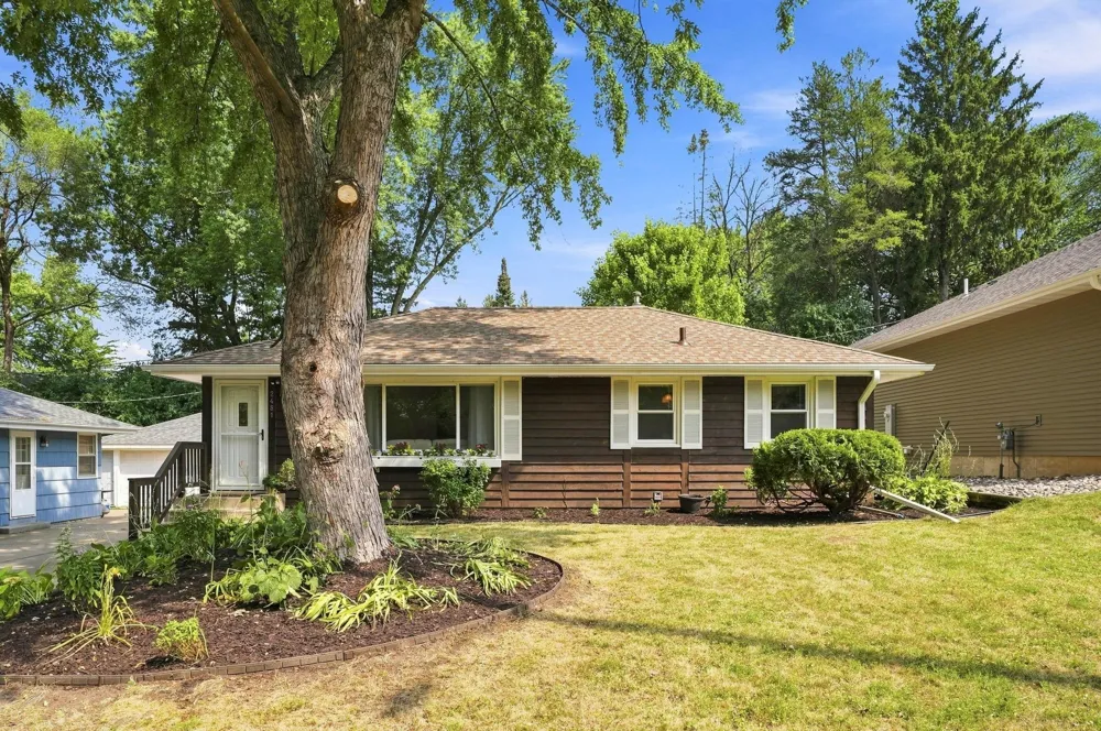2481. 19th Avenue E North Saint Paul, MN 55109