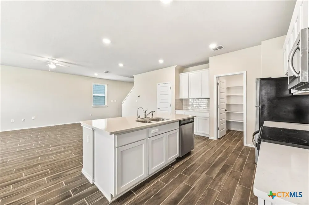 2521 Ayers Drive Seguin, TX 78155