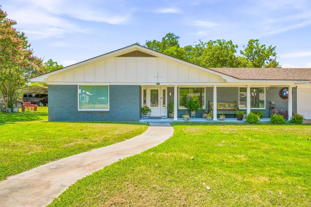 816 S Texas Street De Leon, TX 76444