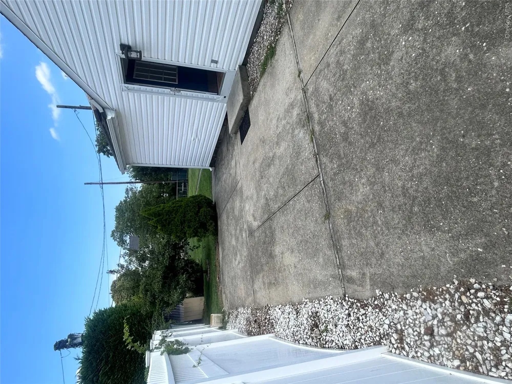 75 Mc Cue Lane Babylon, NY 11702