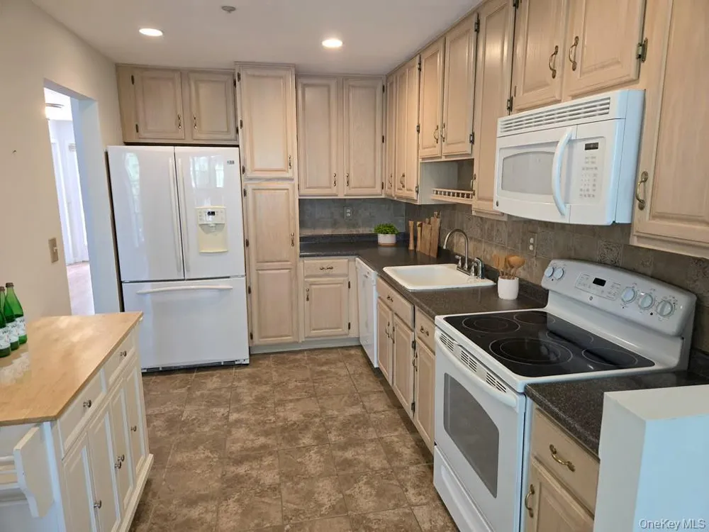 1506 Pondcrest Lane White Plains, NY 10607