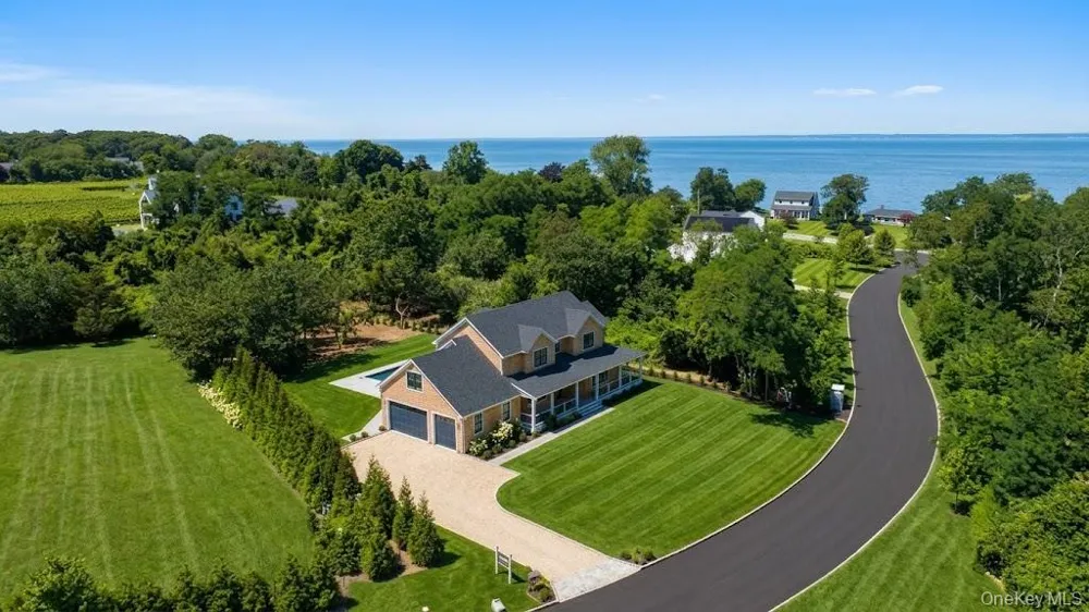 390 Wildberry Lane Southold, NY 11971