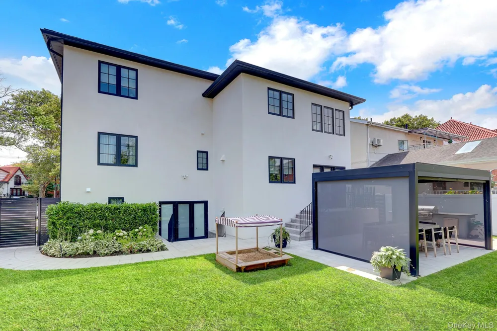 251-51 52nd Avenue Little Neck, NY 11362