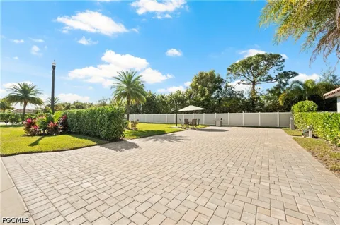 Golden Palms Circle