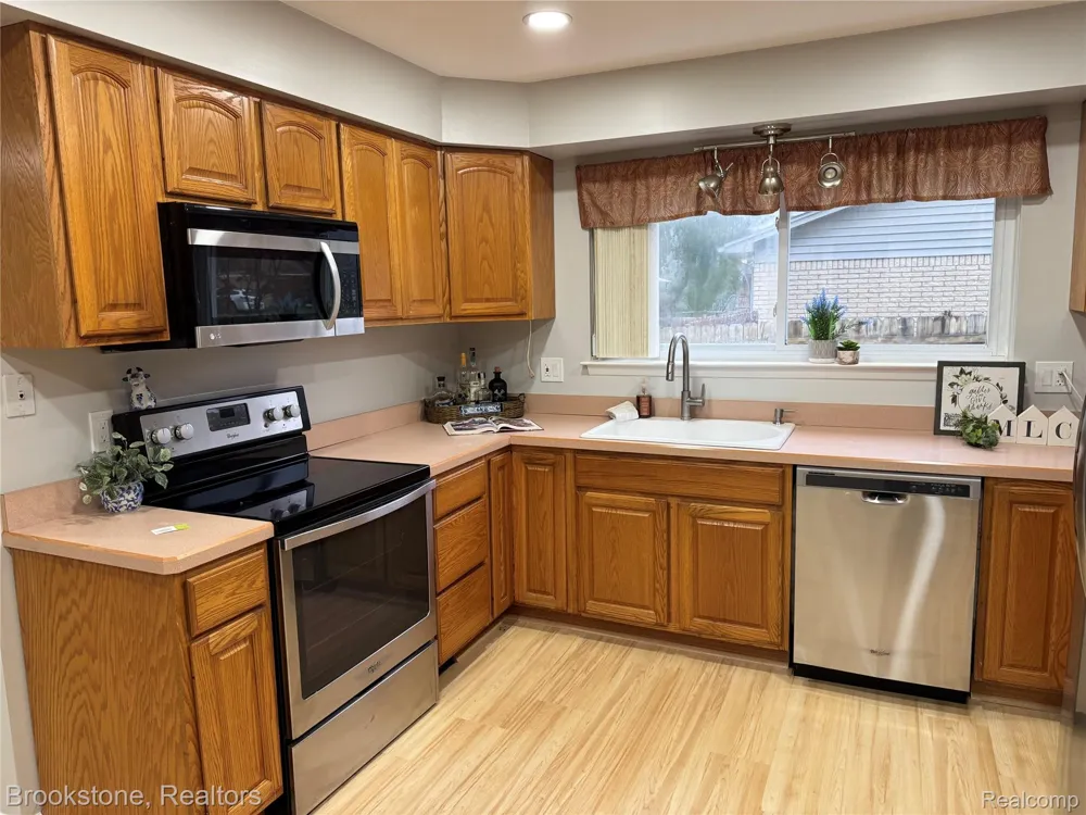 39795 Waldorf Drive Clinton Charter Township, MI 48038