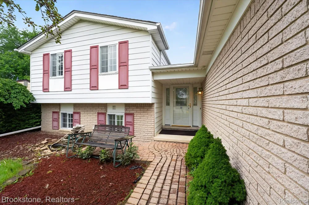 39795 Waldorf Drive Clinton Charter Township, MI 48038