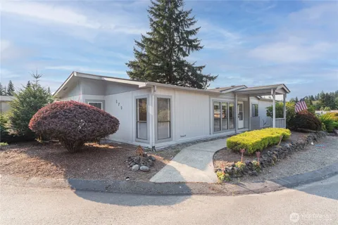 579 NW Silver Glen Lane