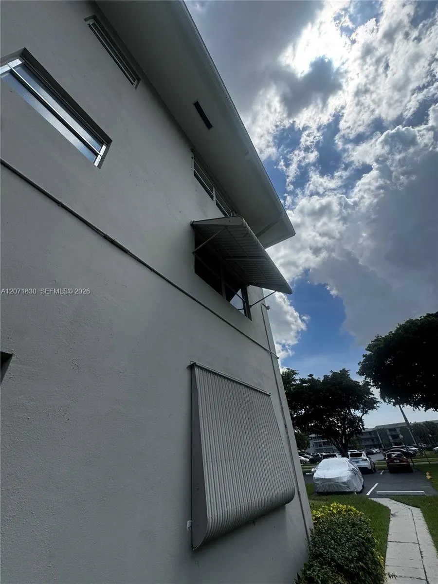 1000 Hillcrest Ct #214 Hollywood, FL 33021