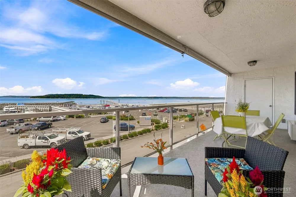 22222 Dock Avenue S #2C Des Moines, WA 98198