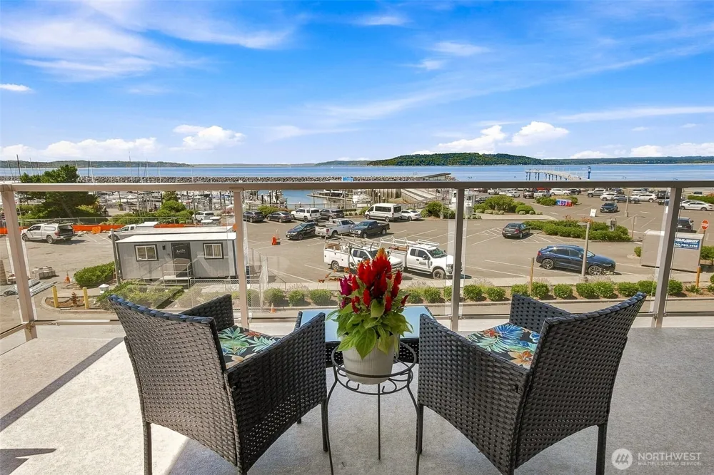 22222 Dock Avenue S #2C Des Moines, WA 98198