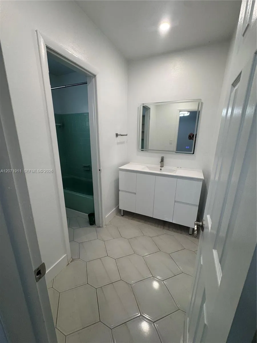 3160 NW 3rd St Miami, FL 33125