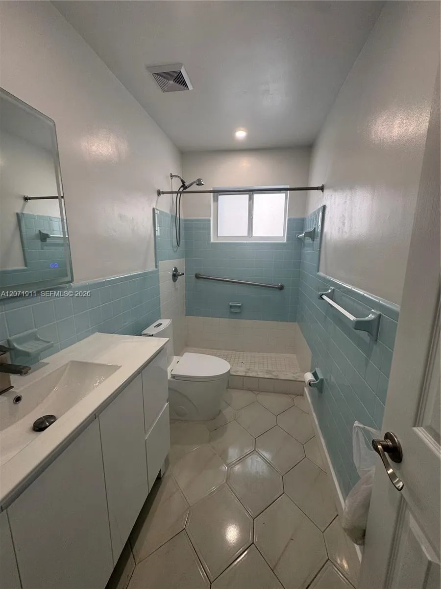 3160 NW 3rd St Miami, FL 33125