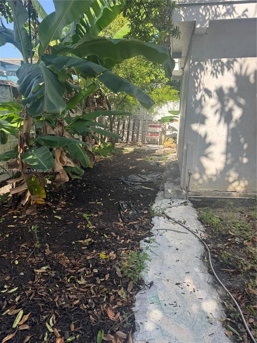 3160 NW 3rd St Miami, FL 33125