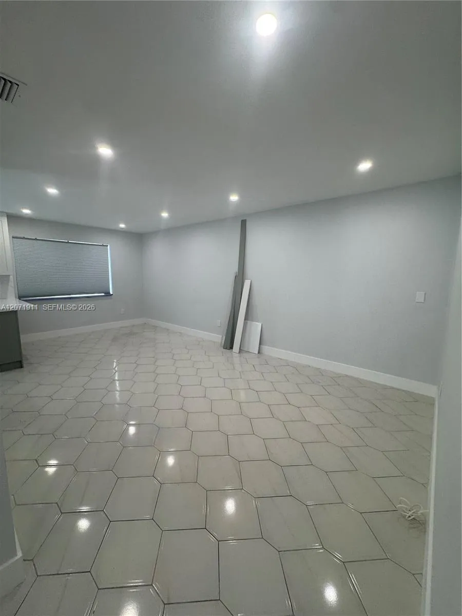 3160 NW 3rd St Miami, FL 33125