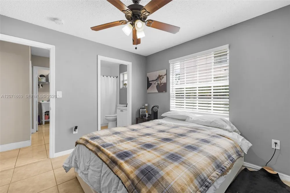 15753 SW 43rd St Miami, FL 33185