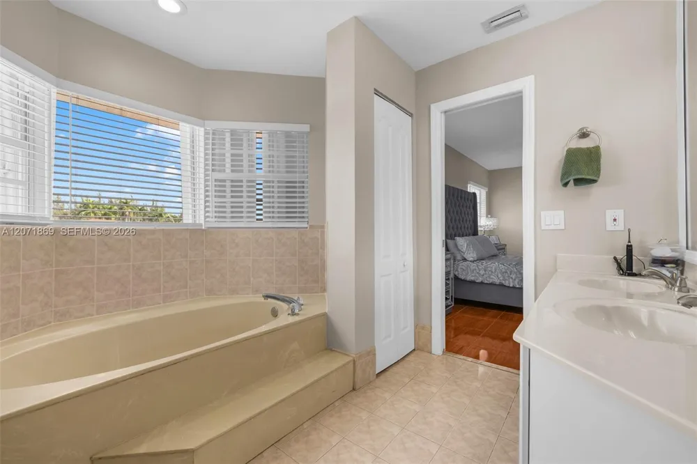 15753 SW 43rd St Miami, FL 33185