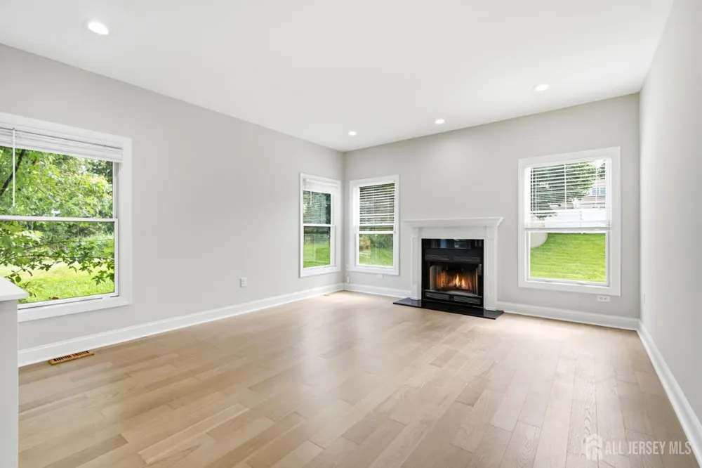 33 Melbloum Lane Edison, NJ 08837