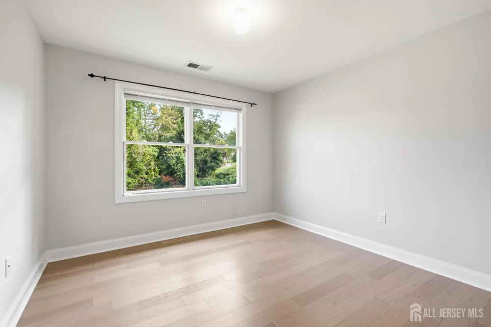 33 Melbloum Lane Edison, NJ 08837