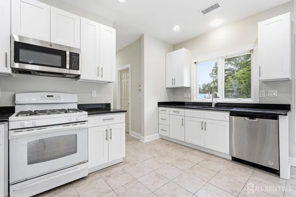 33 Melbloum Lane Edison, NJ 08837