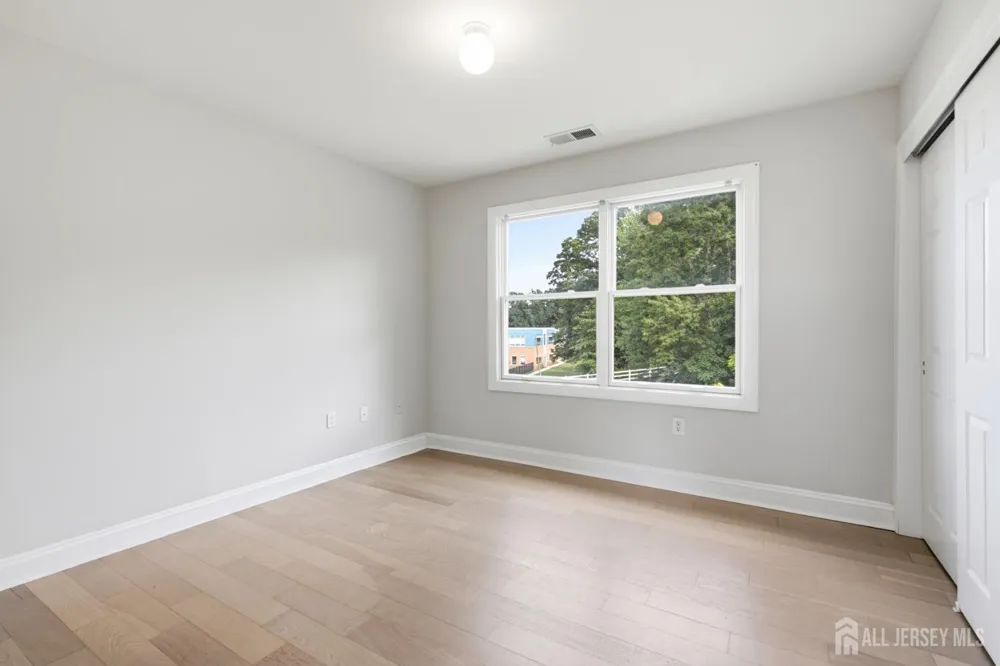 33 Melbloum Lane Edison, NJ 08837