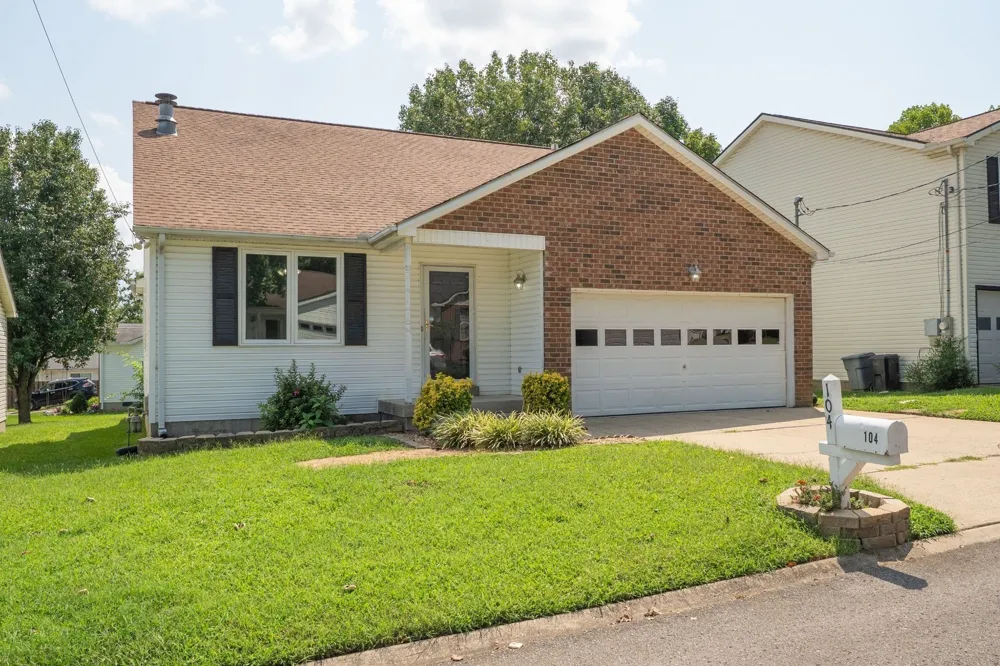 104 Edgehill Ln Hendersonville, TN 37075