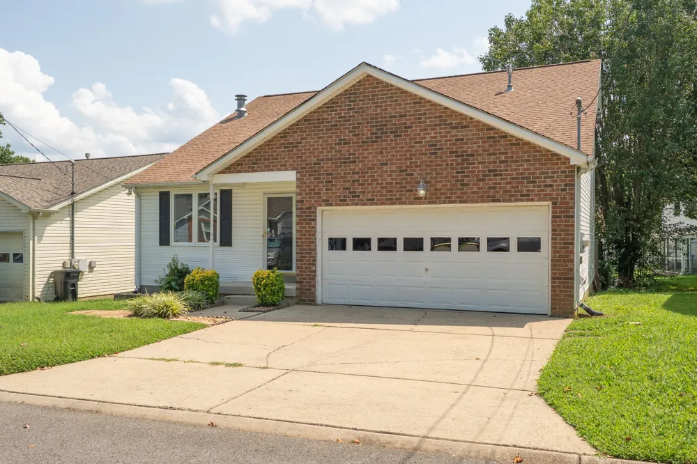 104 Edgehill Ln Hendersonville, TN 37075