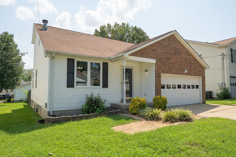 104 Edgehill Ln Hendersonville, TN 37075