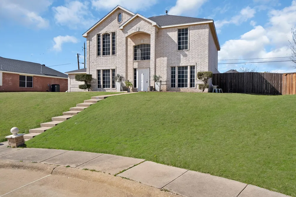 745 Woodridge Drive DeSoto, TX 75115